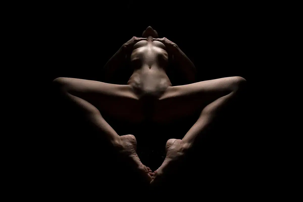 Boudoir, Nude & Erotic Photography Workshop Boudoir portrait demonstrating posing, body positioning and model direction techniques covered during private photography workshops in Johannesburg.